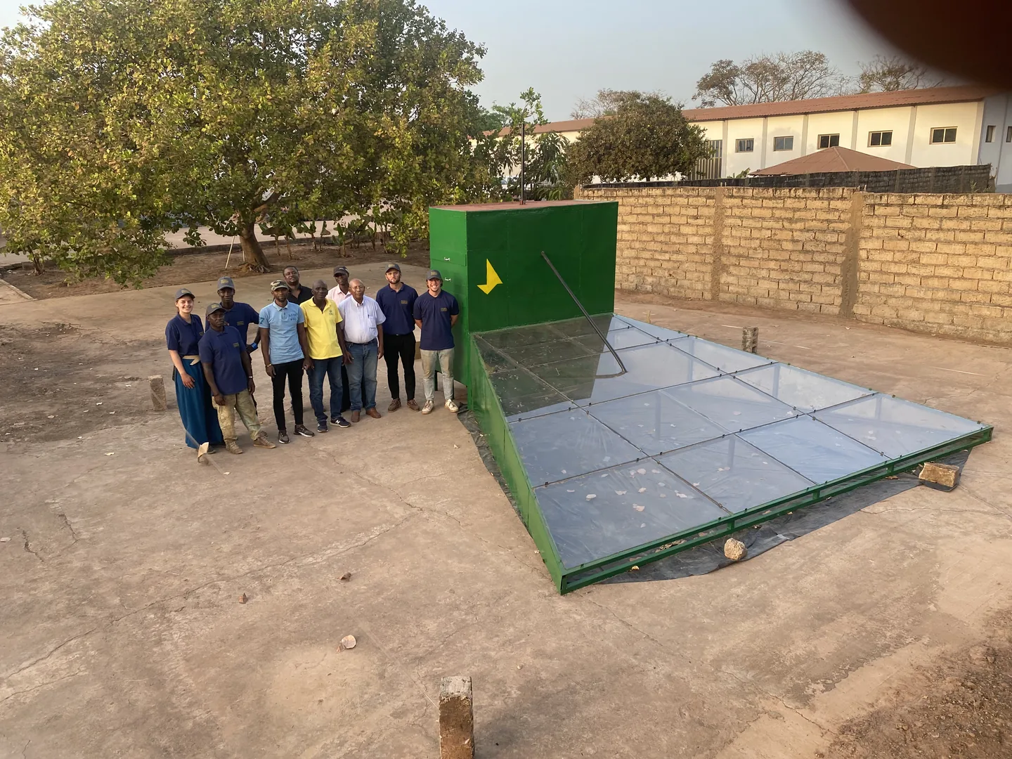 L’équipe et ses partenaires devant un nouveau Solar Dryer
