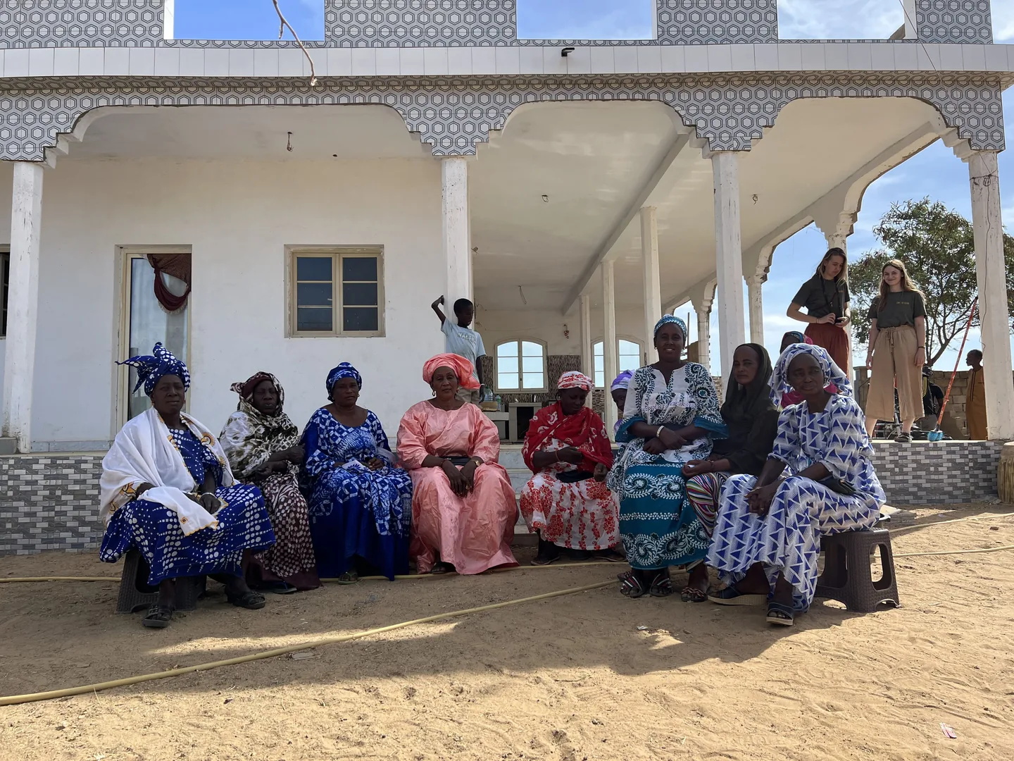 Des femmes d’une coopérative partenaire réunies devant leur maison commune
