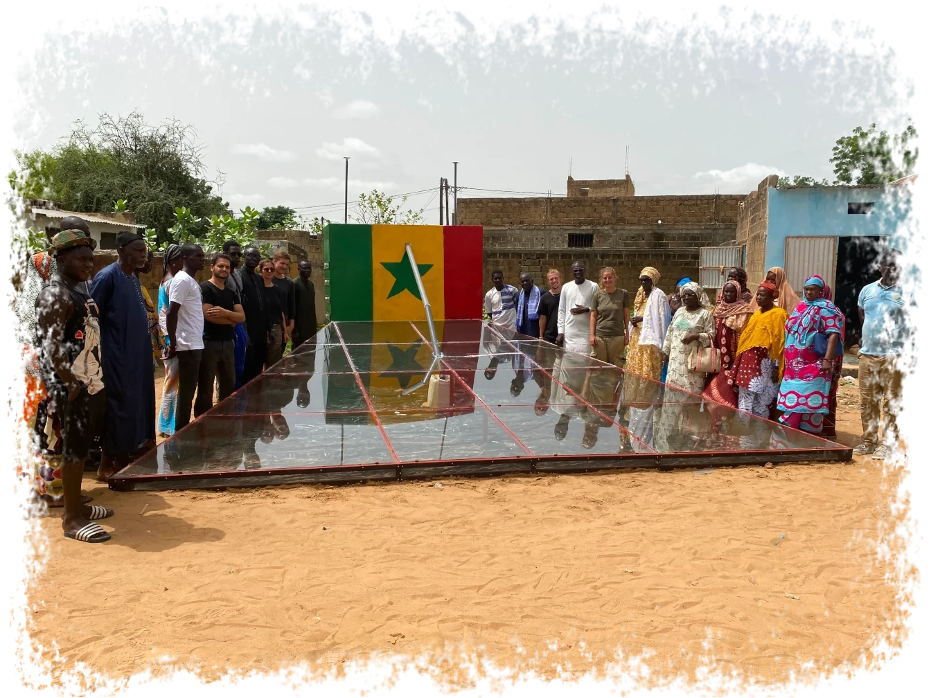 Ein Gruppenfoto mit den Locals vor einem Solar Dryer.